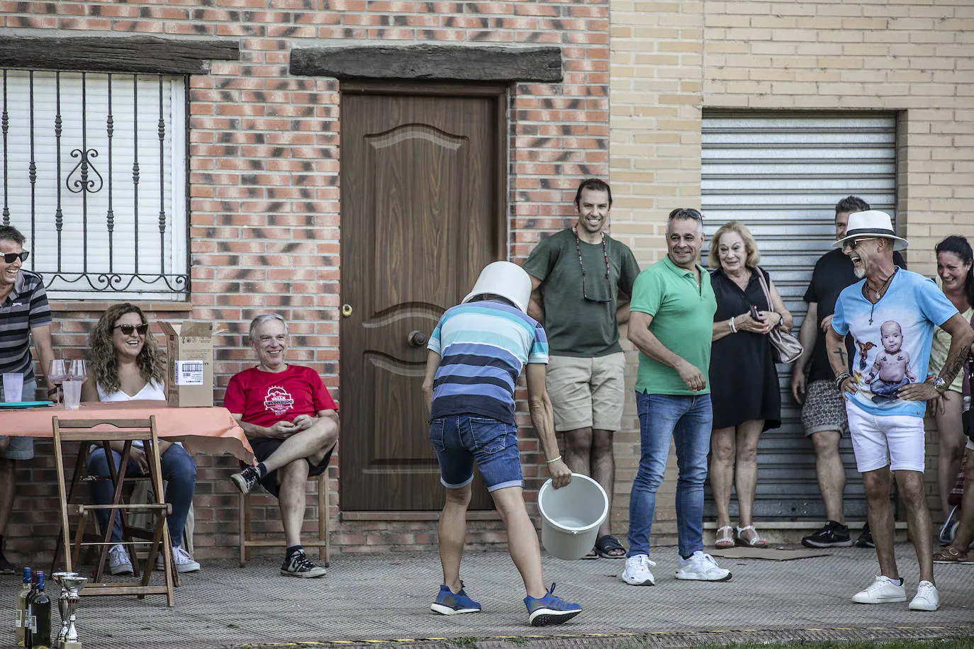 Fotos: Lanzamiento de cubo en las fiestas del barrio logroñés de El Cubo