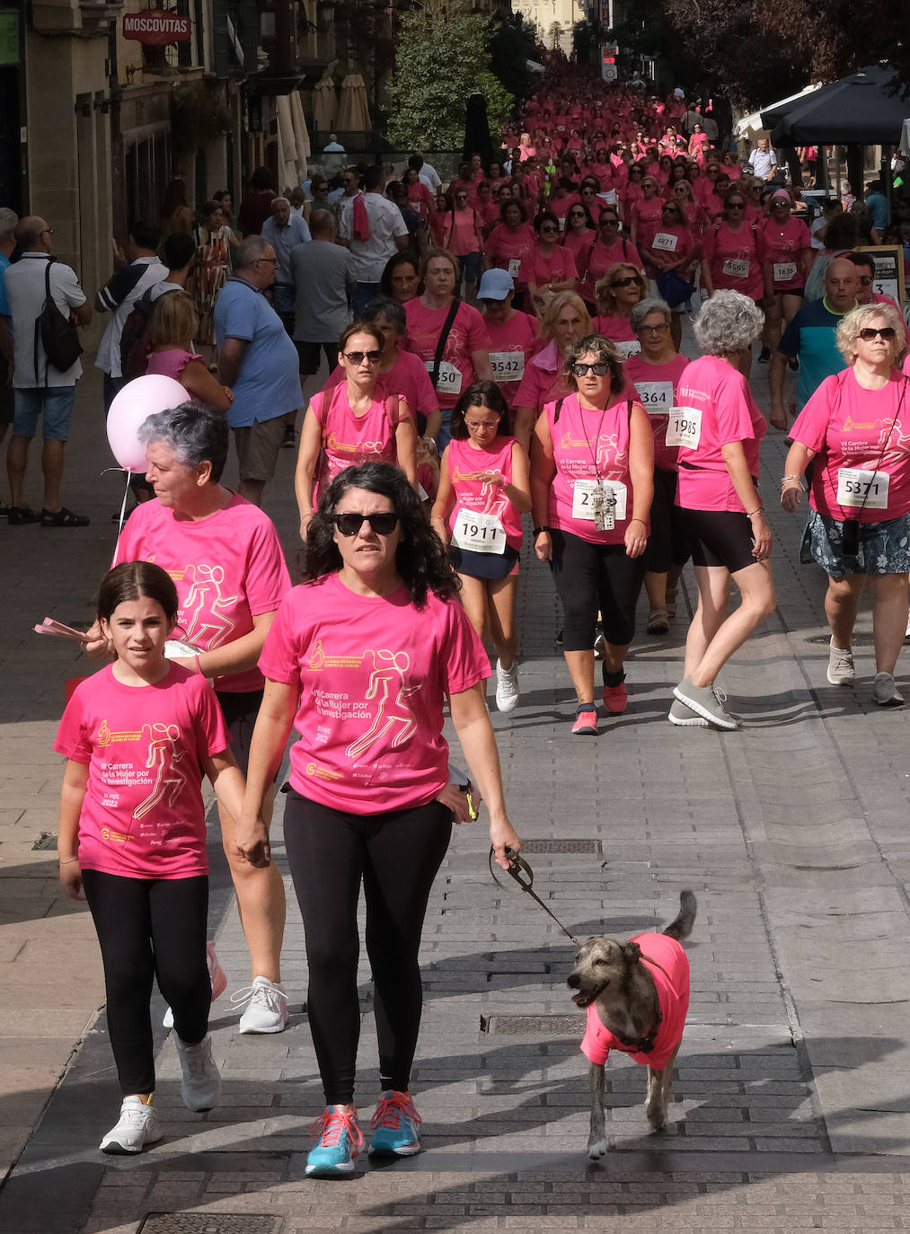 Fotos: El ambiente, los saludos y las fotos en la Carrera de la Mujer en Logroño