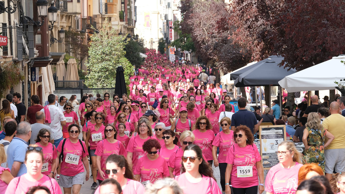 Fotos: El ambiente, los saludos y las fotos en la Carrera de la Mujer en Logroño