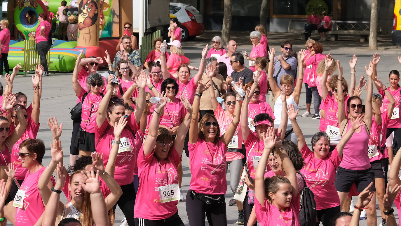 Fotos: El ambiente, los saludos y las fotos en la Carrera de la Mujer en Logroño