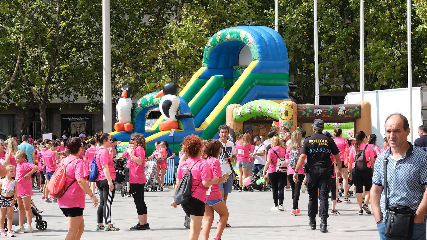 Fotos: El ambiente, los saludos y las fotos en la Carrera de la Mujer en Logroño