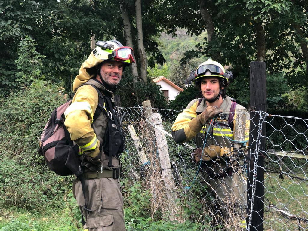 Fotos: Los bomberos trabajan en el incendio de Azárrulla