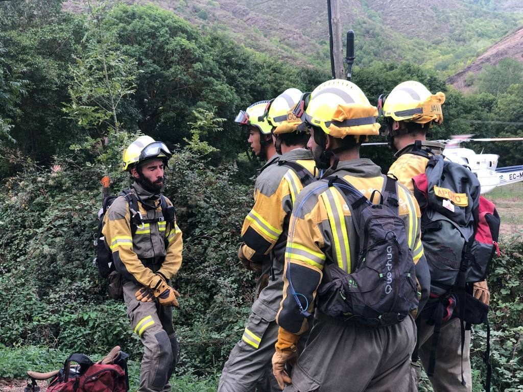 Fotos: Los bomberos trabajan en el incendio de Azárrulla