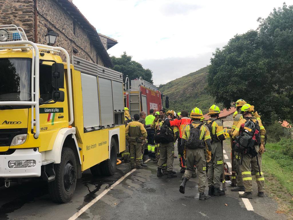 Fotos: Los bomberos trabajan en el incendio de Azárrulla