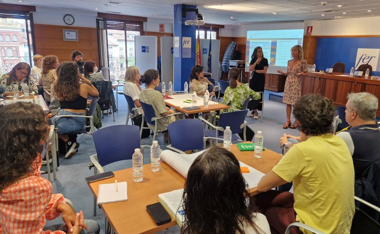 Maite Seoane, responsable de Empleo, Formación y Responsabilidad Social, durante la jornada con organizaciones juveniles en la FER.