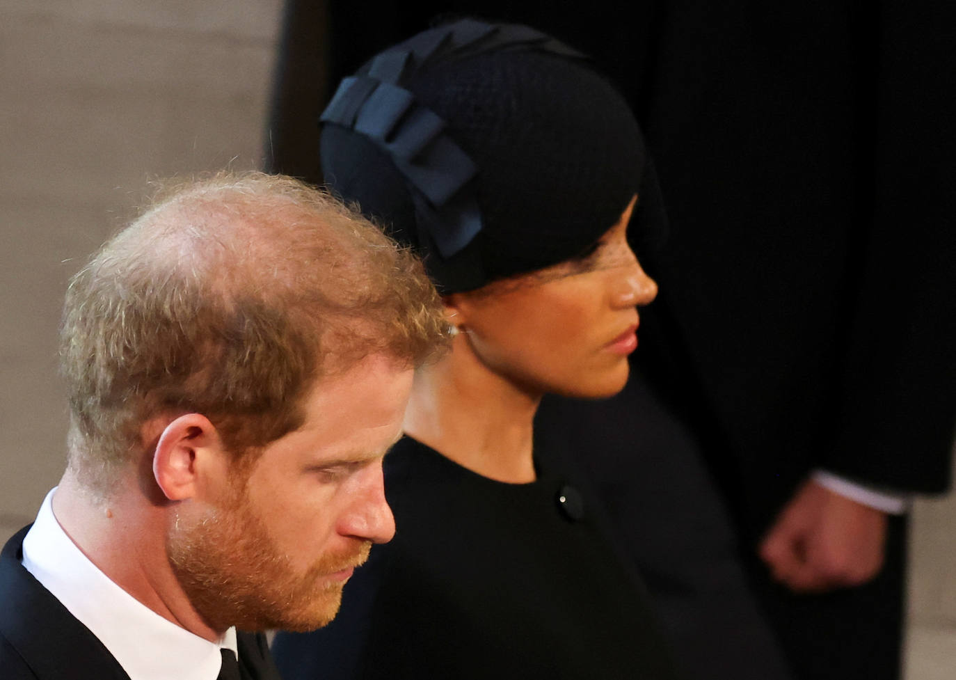 El príncipe Harry y Meghan, la duquesa de Sussex asisten a la procesión.