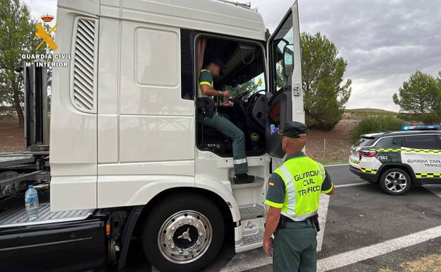 Imagen principal - Varios momentos de la detención del camionero. 