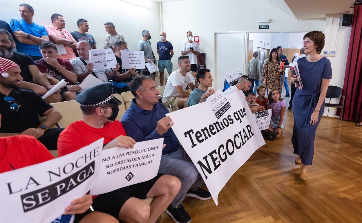 Imagen de una protesta policial en uno de los plenos municipales de este verano. 