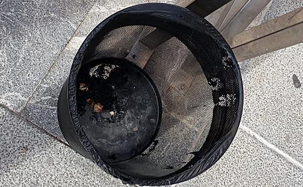 Imagen principal - El incendio de una papelera provoca la alarma en la Oficina de Atención al Ciudadano de Calahorra