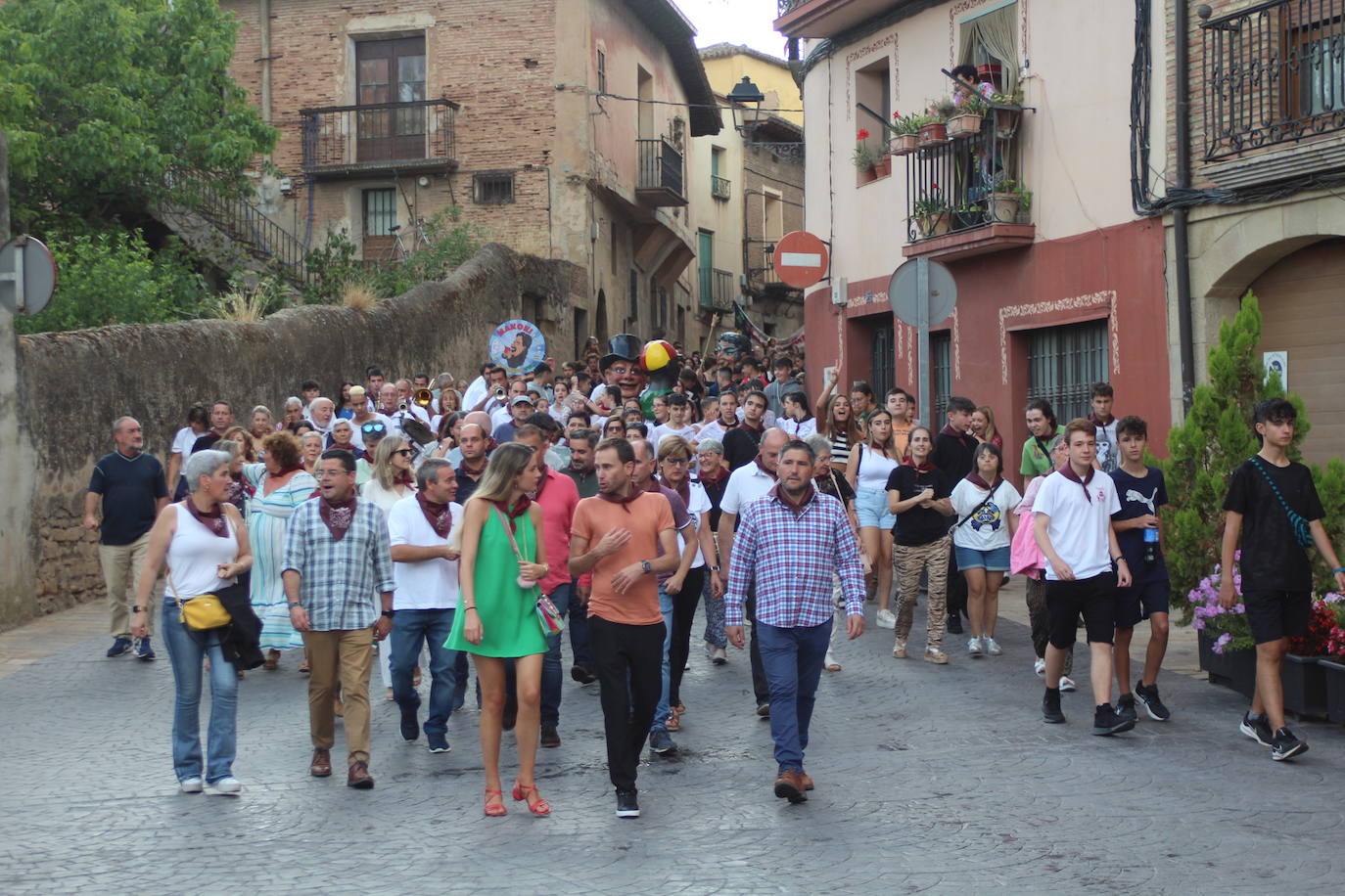 Fotos: Música y cohete de las fiestas de la Cruz de Fuenmayor