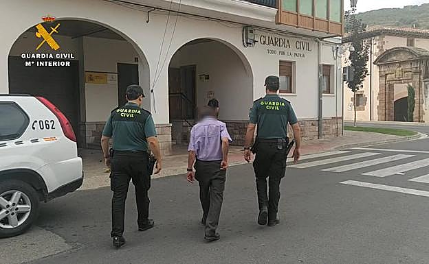 El vecino investigado, en dependencias de la Guardia Civil. 