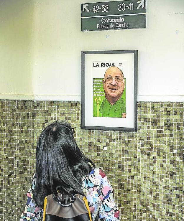 Una de las hijas de Eduardo mira el cuadro.