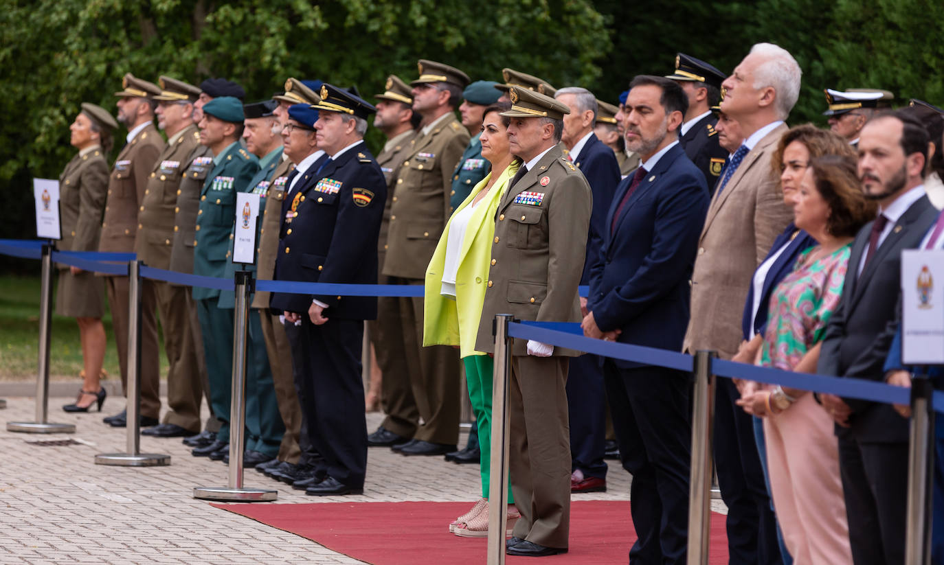 Fotos: El Instituto de Estudios Riojanos (IER), el Ateneo Riojano y la Fundación Ibercaja recogen los galardones de la Delegación de Defensa