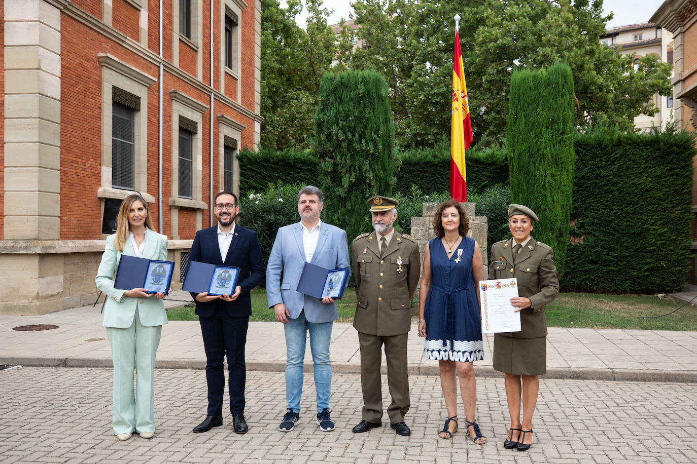 Fotos: El Instituto de Estudios Riojanos (IER), el Ateneo Riojano y la Fundación Ibercaja recogen los galardones de la Delegación de Defensa