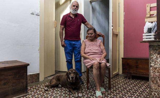 Fran Simón y Ana Luna, con su perro Colo, en su casa de Las Manchas.