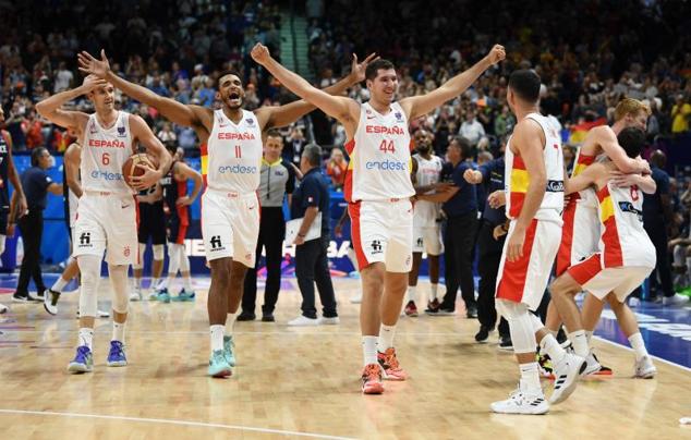 Los jugadores de España celebran su victoria.