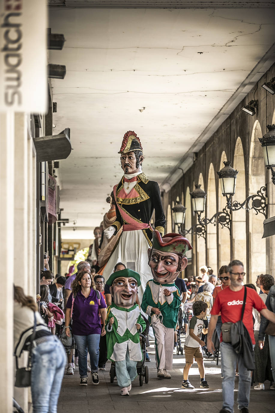 Fotos: Pasacalles de la comparsa de Gigantes y Cabezudos