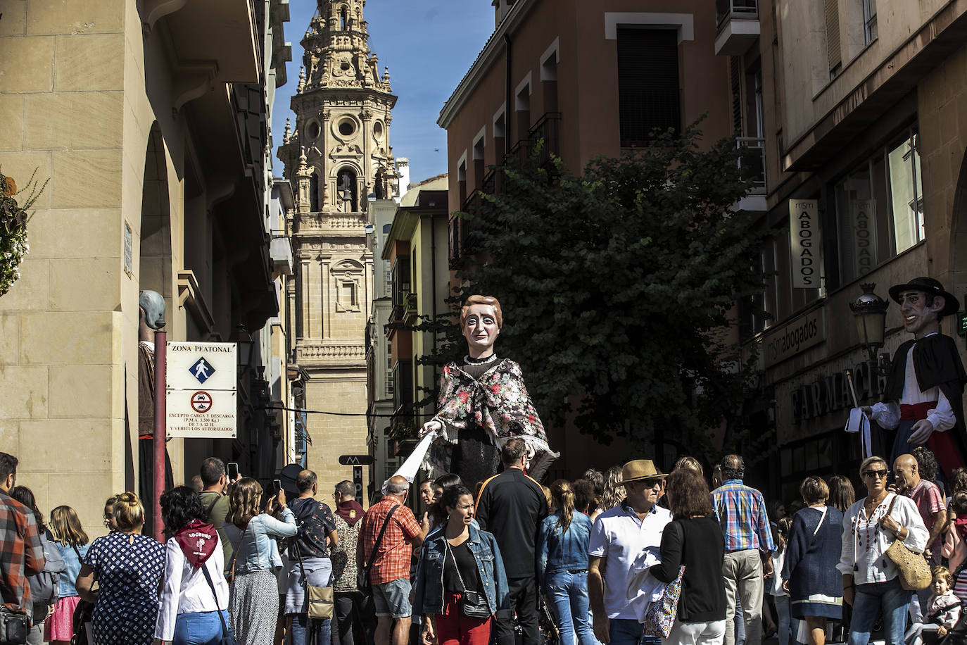 Fotos: Pasacalles de la comparsa de Gigantes y Cabezudos