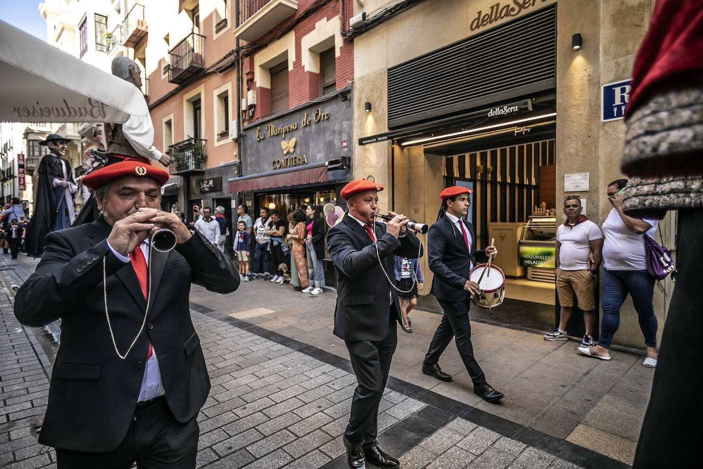 Fotos: Pasacalles de la comparsa de Gigantes y Cabezudos