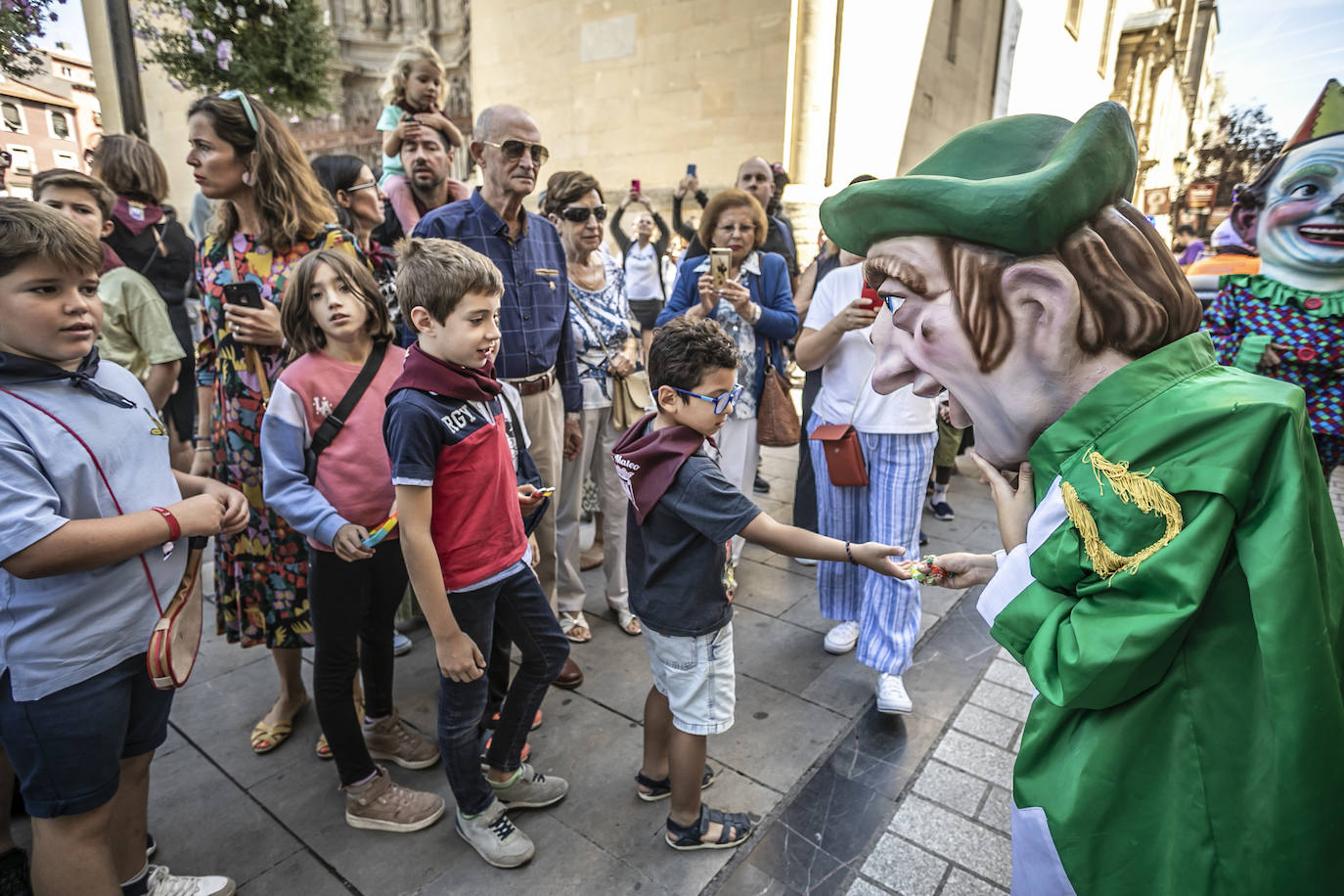 Fotos: Pasacalles de la comparsa de Gigantes y Cabezudos