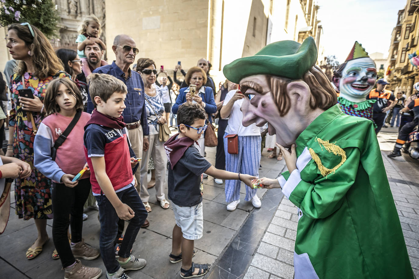 Fotos: Pasacalles de la comparsa de Gigantes y Cabezudos