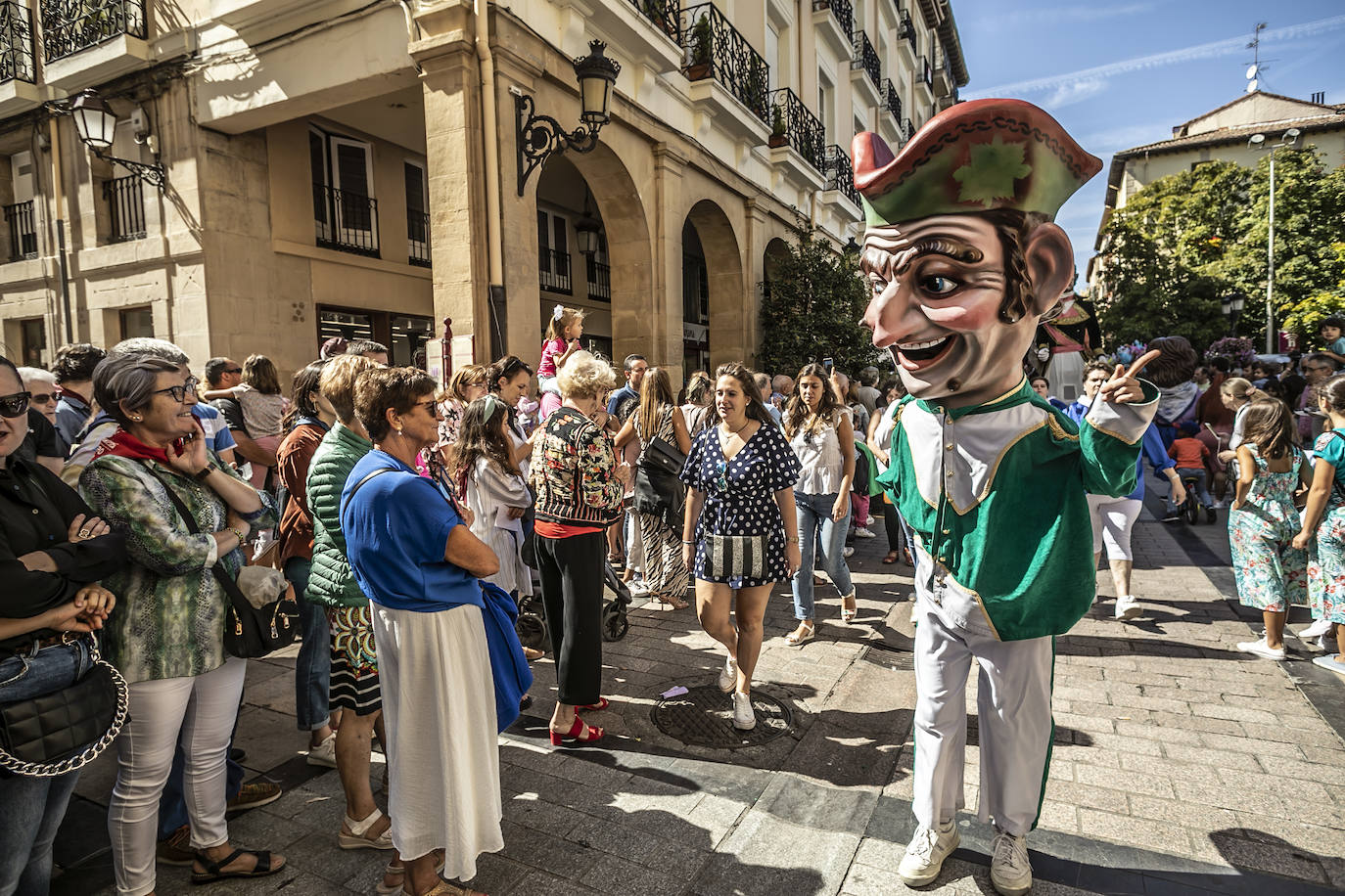 Fotos: Pasacalles de la comparsa de Gigantes y Cabezudos