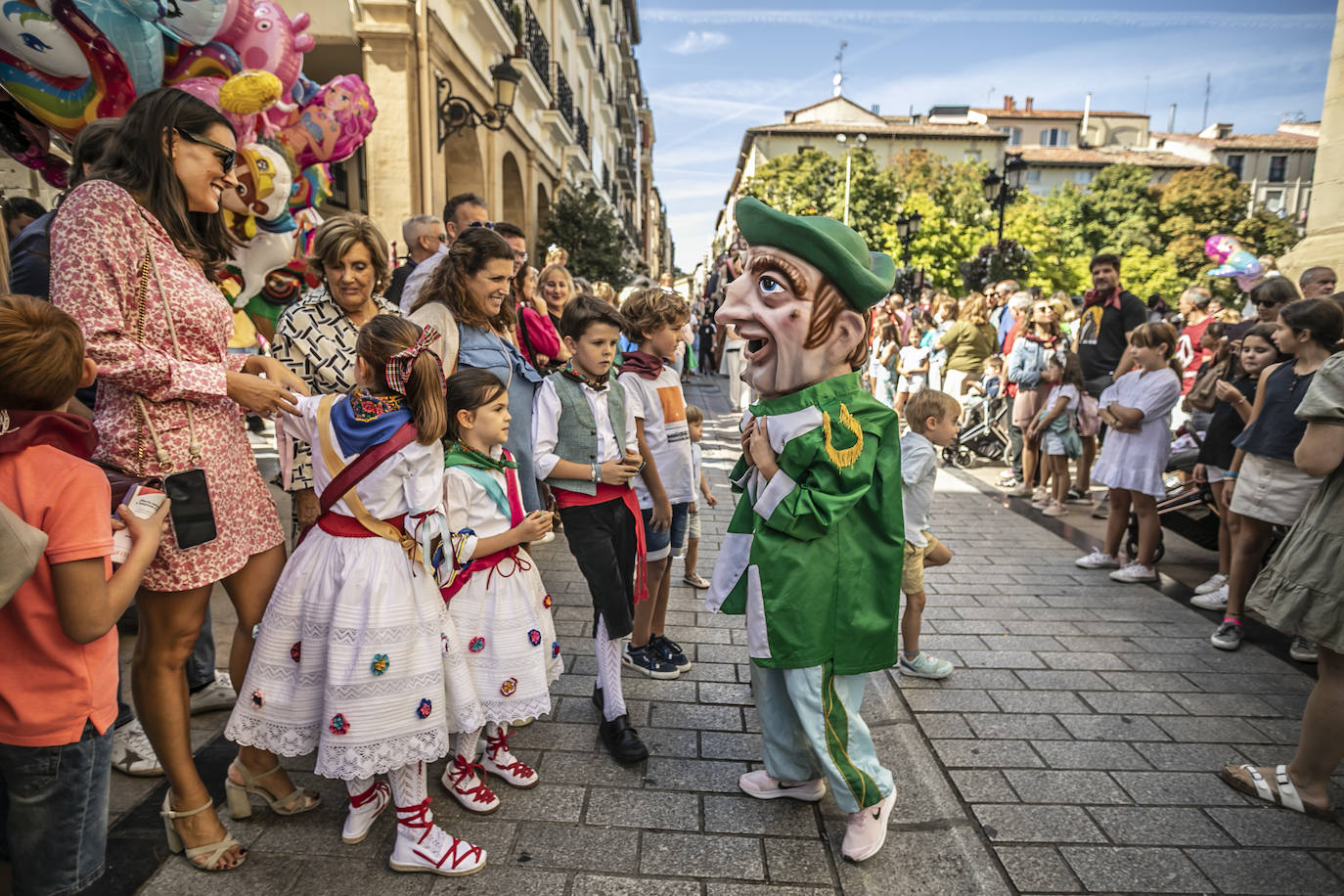 Fotos: Pasacalles de la comparsa de Gigantes y Cabezudos