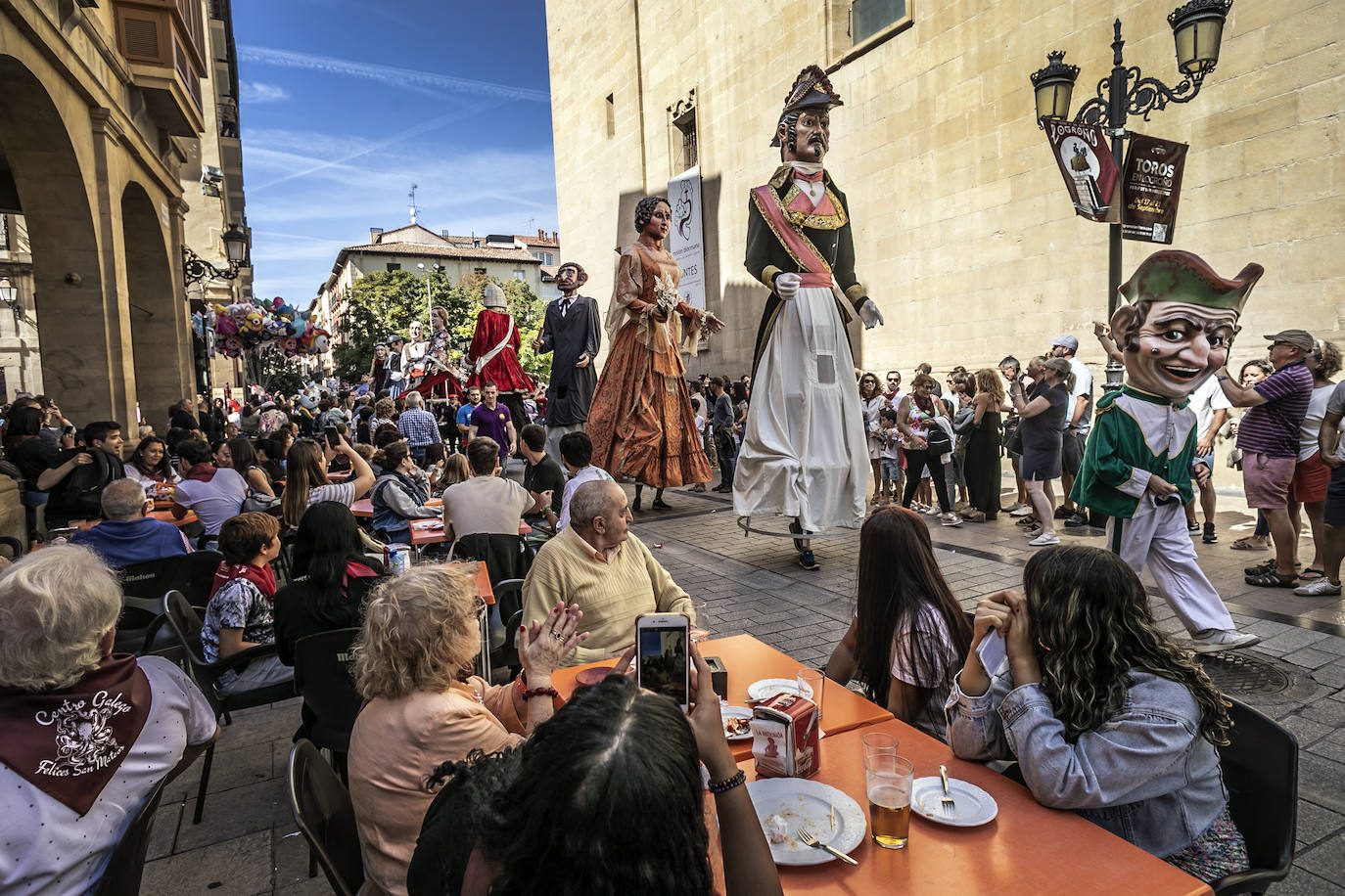 Fotos: Pasacalles de la comparsa de Gigantes y Cabezudos