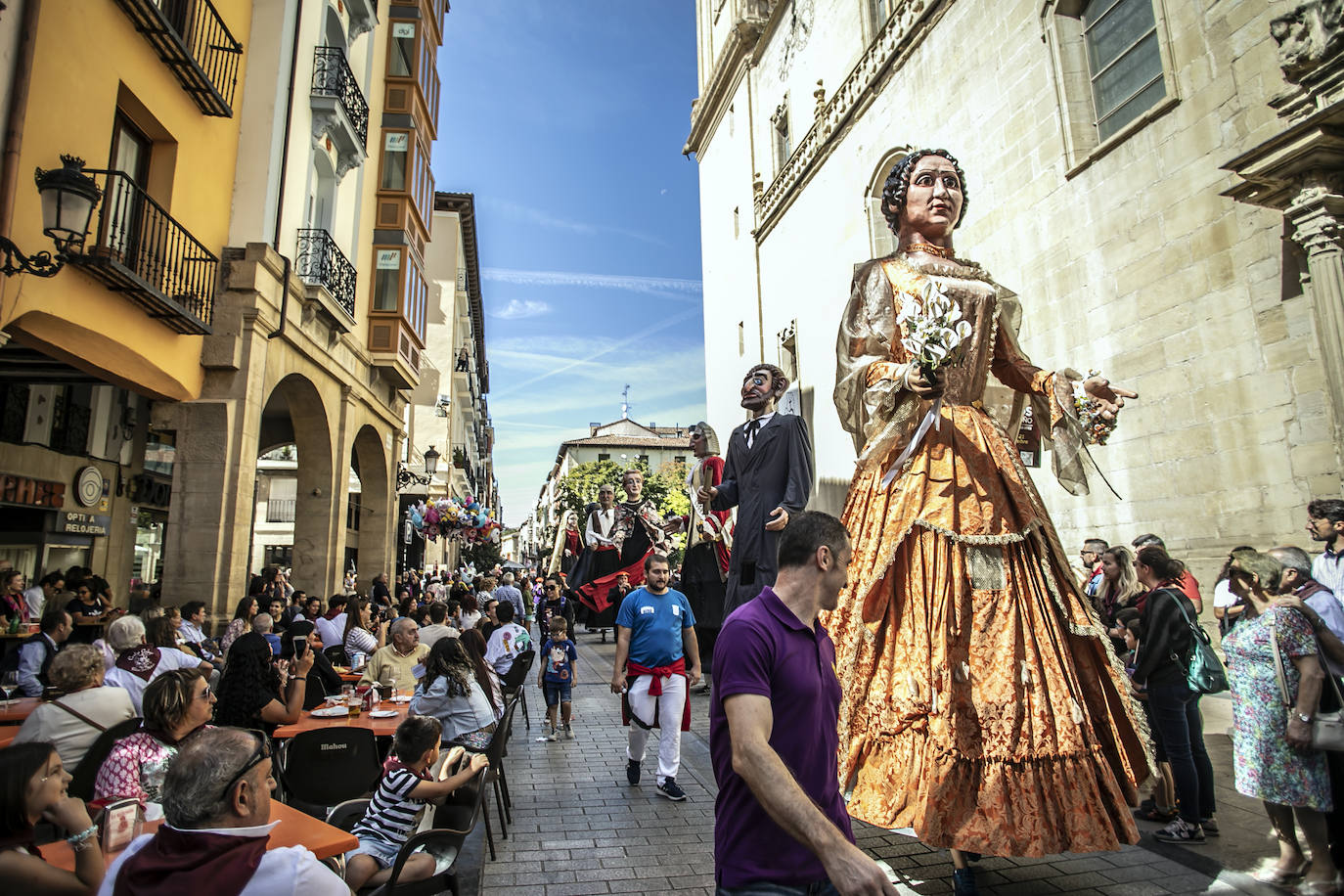 Fotos: Pasacalles de la comparsa de Gigantes y Cabezudos