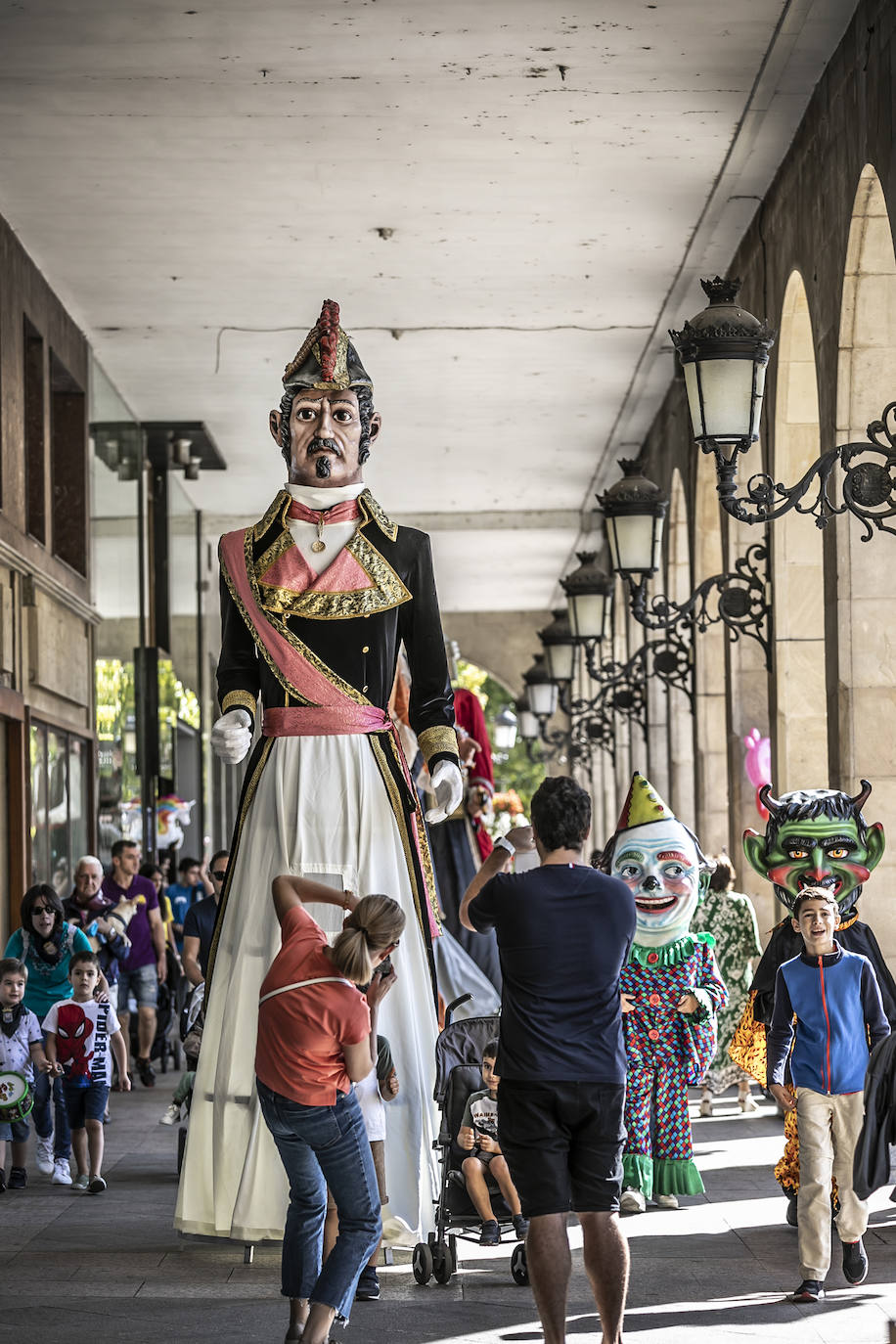 Fotos: Pasacalles de la comparsa de Gigantes y Cabezudos
