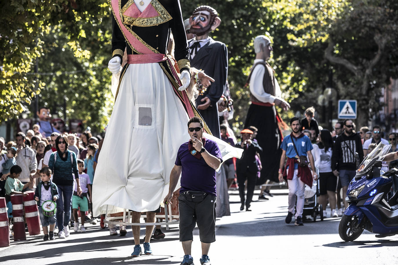 Fotos: Pasacalles de la comparsa de Gigantes y Cabezudos