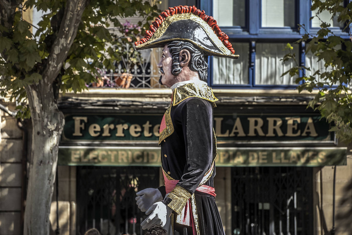 Fotos: Pasacalles de la comparsa de Gigantes y Cabezudos