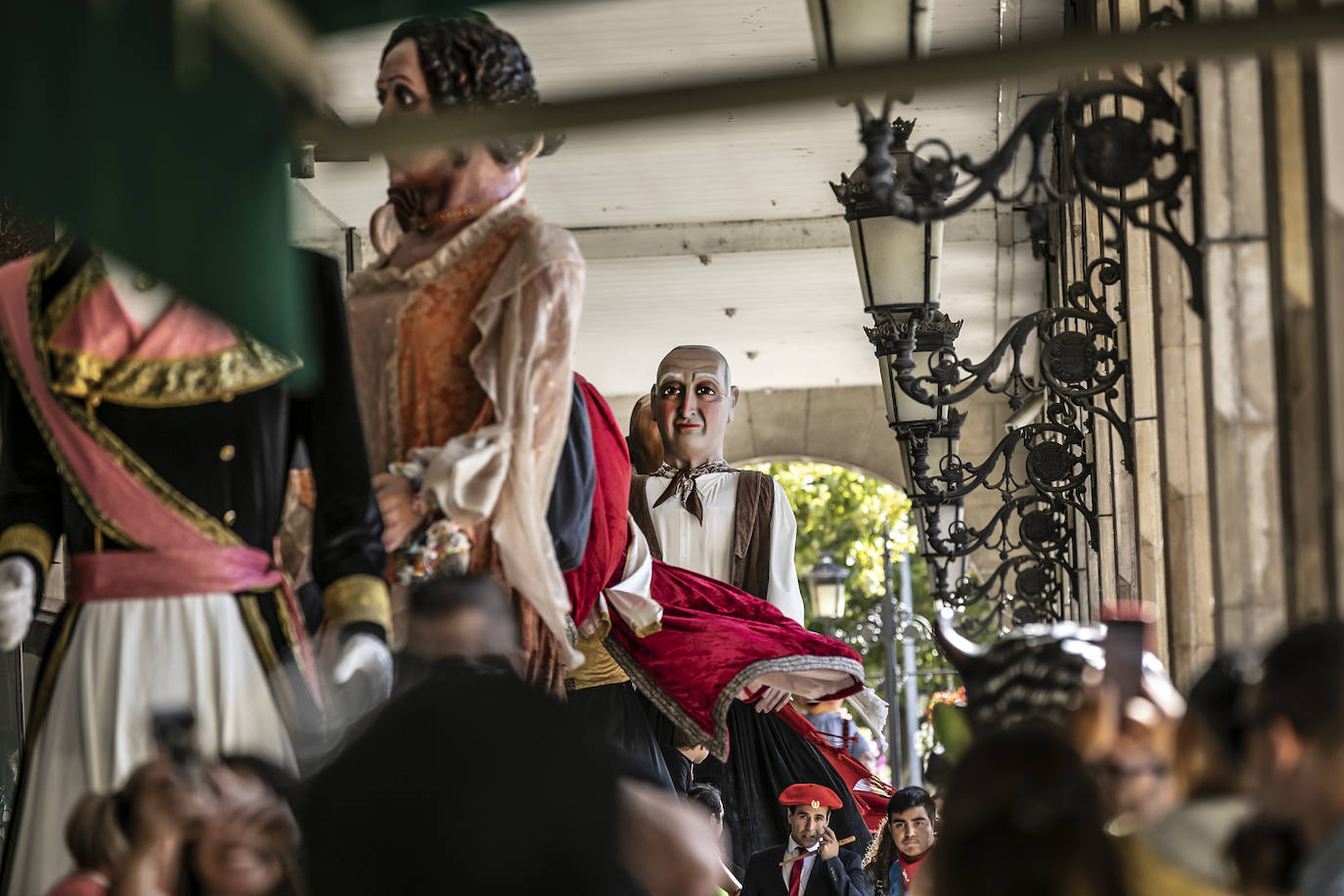 Fotos: Pasacalles de la comparsa de Gigantes y Cabezudos