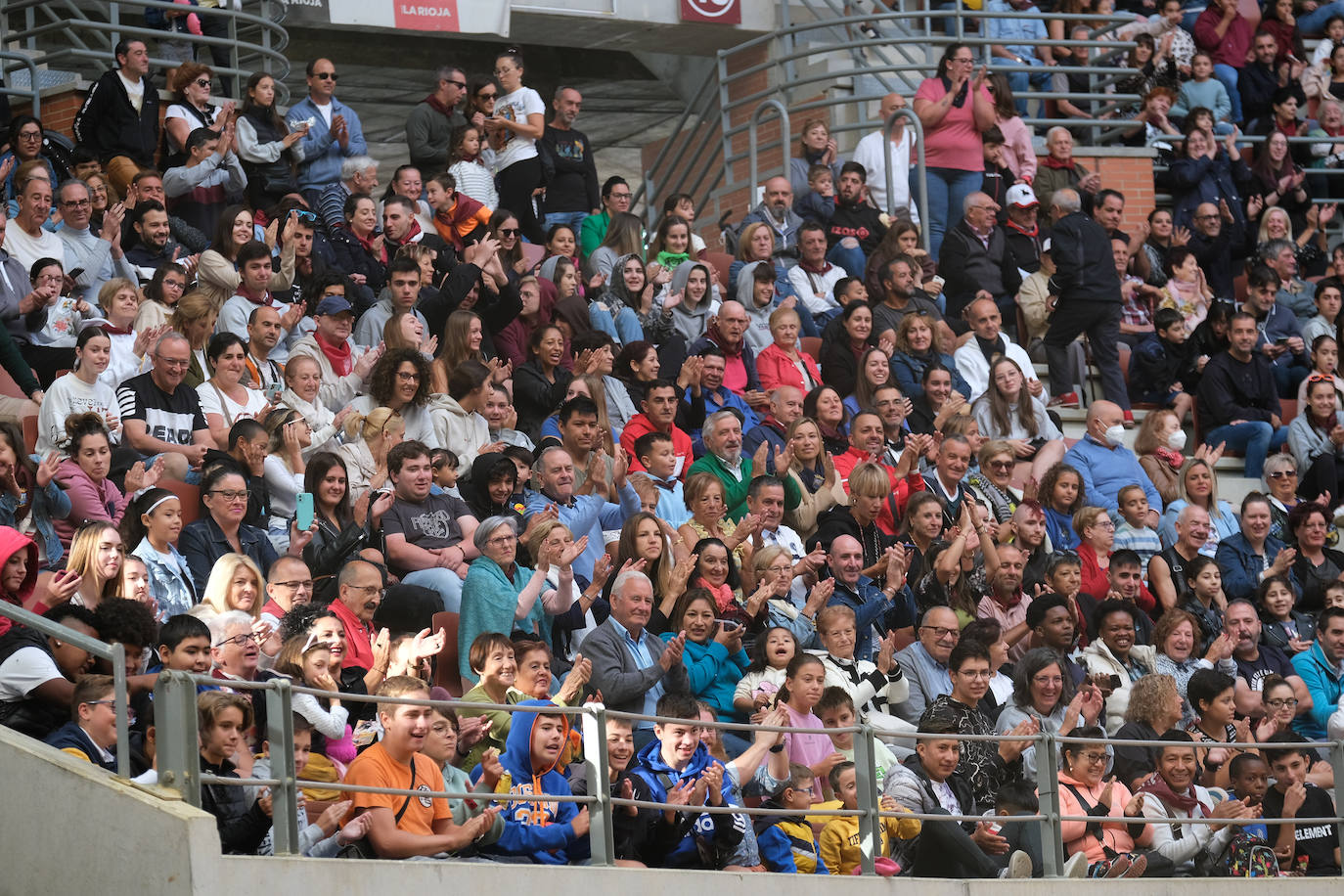 Fotos: Las vaquillas llenan La Ribera el domingo