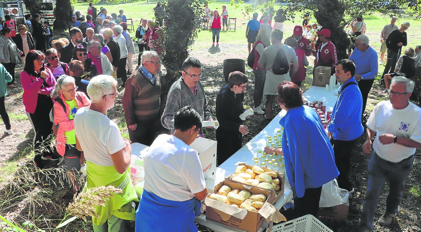 Los amigos, familiares y usuarios de AMAC compartieron almuerzo y convivencia en la explanada de Vico. 