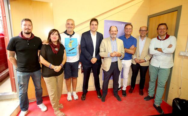 Imagen principal - Arriba, Sullivan Gaudard, Merche Cerrolaza, Rubén Oroz, Javier Galiana, José Luis Prusén, Josu Rodríguez, Alberto Canals y Quique Martínez Armas, en el palco de Diario LA RIOJA. Abajo, a la izquierda, Víctor Bobadilla, Leo Valadez, Iranzu Oteiza y María Jesús Sáenz, en 'photocall' de acceso. A la derecha, Eusebio Martínez, Fernando Martínez, Elena Espinosa y Fidel García.