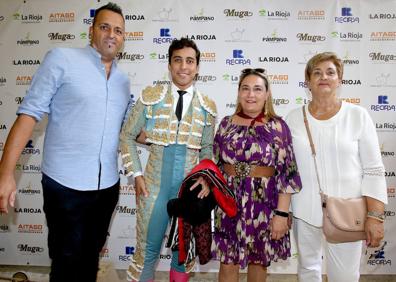 Imagen secundaria 1 - Arriba, Sullivan Gaudard, Merche Cerrolaza, Rubén Oroz, Javier Galiana, José Luis Prusén, Josu Rodríguez, Alberto Canals y Quique Martínez Armas, en el palco de Diario LA RIOJA. Abajo, a la izquierda, Víctor Bobadilla, Leo Valadez, Iranzu Oteiza y María Jesús Sáenz, en 'photocall' de acceso. A la derecha, Eusebio Martínez, Fernando Martínez, Elena Espinosa y Fidel García.