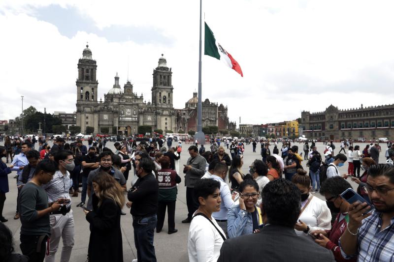 Cientos de mexicanos permanecen en la calle en la capital tras haber sido evacuados de sus oficinas tras el movimiento telúrico