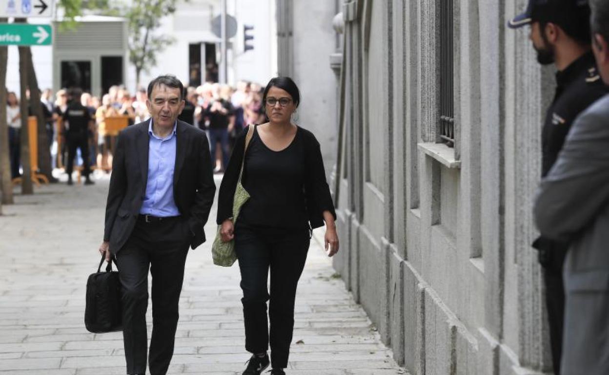 La exdiputada catalana de la CUP Anna Gabriel, junto a su abogado en el Tribunal Supremo. 