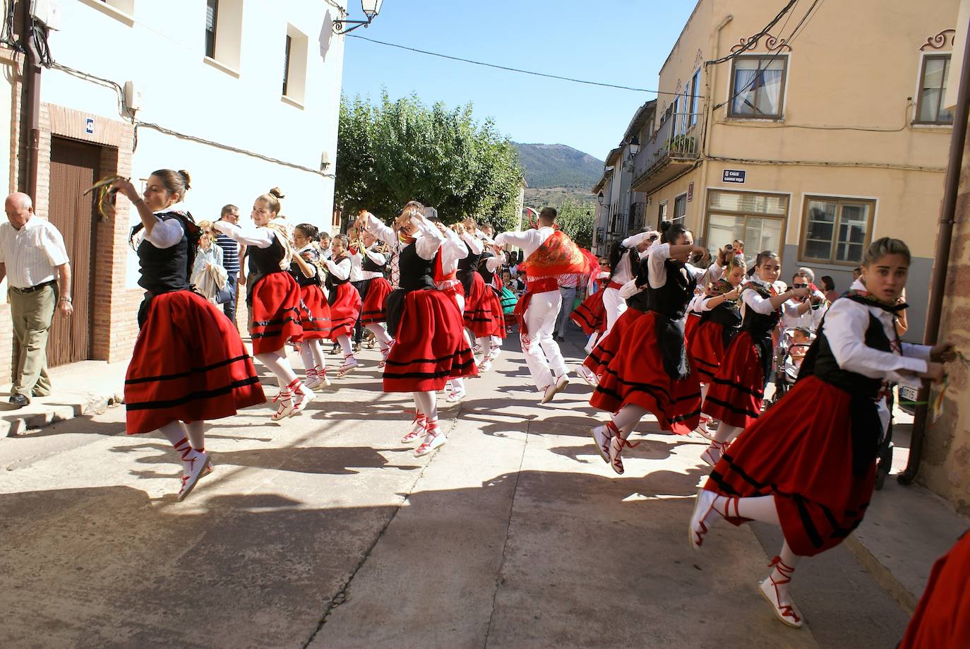 Fotos: Primer día grande de fiestas en Baños de Río Tobía