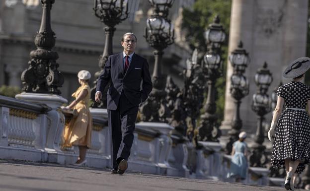 Alberto San Juan como Cristóbal Balenciaga en París.