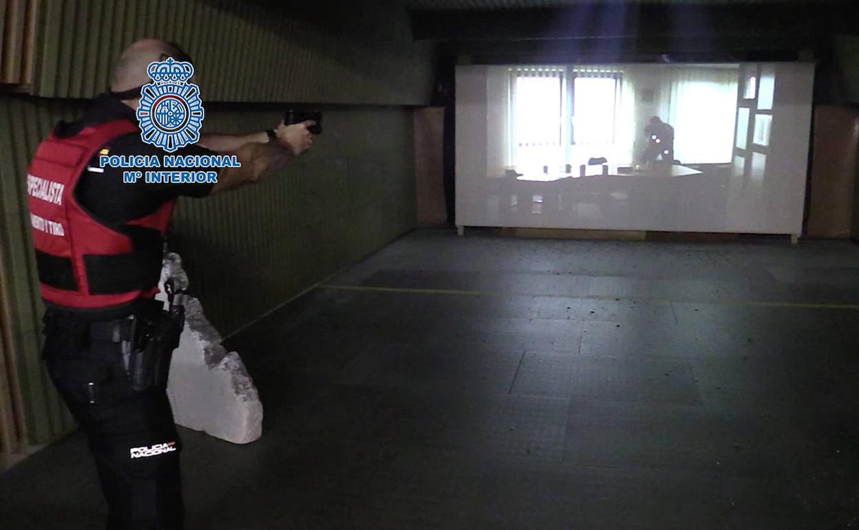 Un agente practica el tiro en una galería virtual de la Policía Nacional.