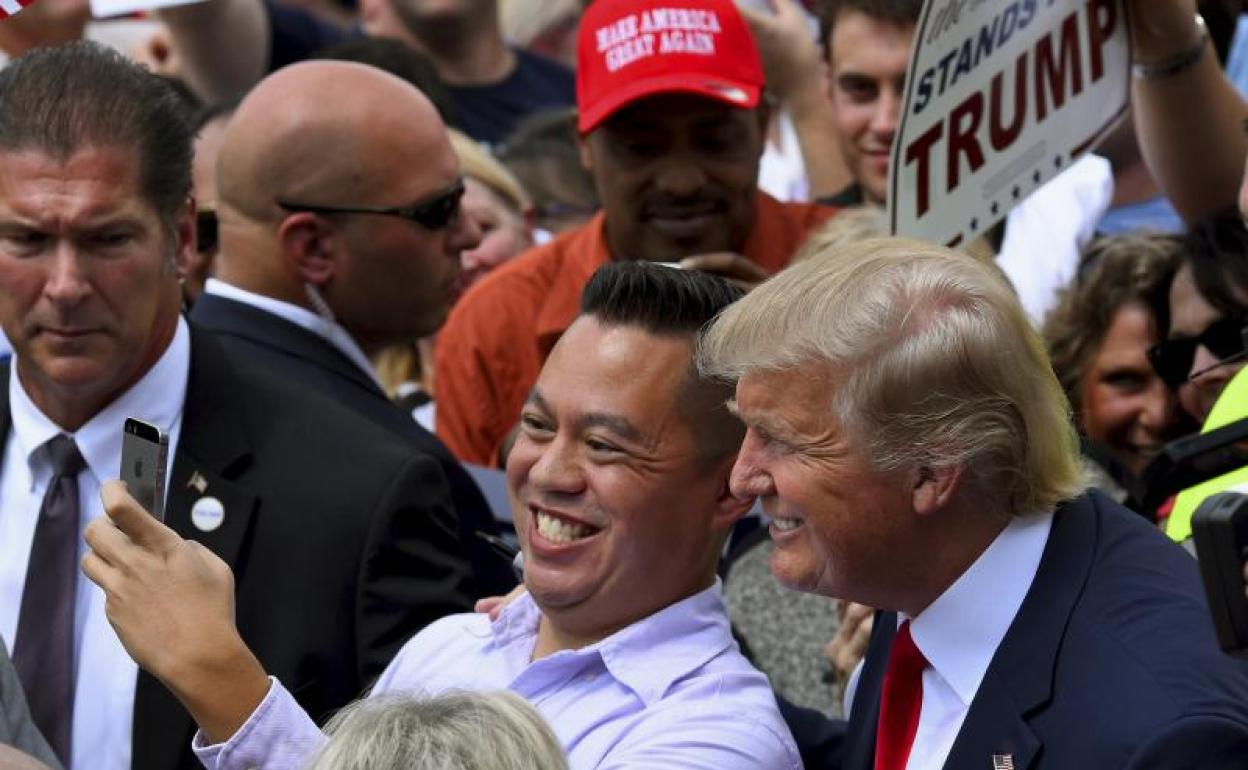 Trump se fotografía junto a uno de sus seguidores durante una intervención en Nashville. 