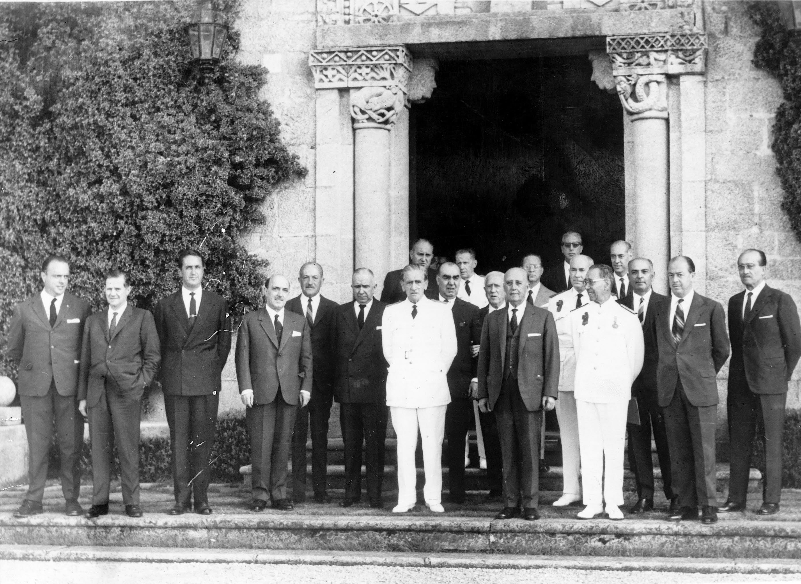 Francisco Franco posa en el Pazo de Meirás con los miembros de su duodécimo Gobierno, entre ellos, Carrero Blanco, Mnuel Fraga Iribarne y Alonso Vega. 