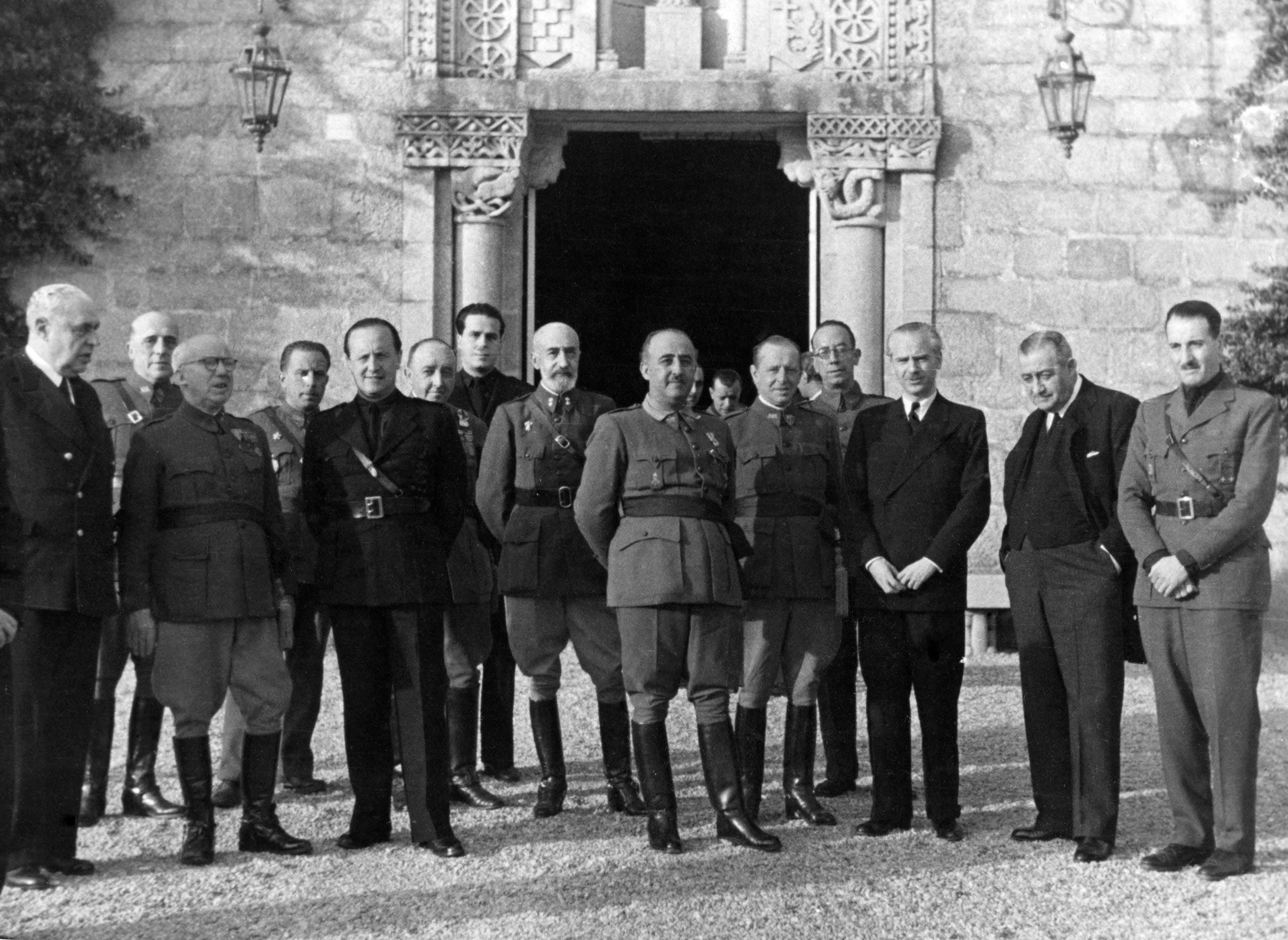 El general Franco con los entonces ministros del Interior, Ramón Serrano Súñer (2º dcha), y Agricultura Raimundo Fernández-Cuesta (5º izda) acompañados de otras autoridades civiles y militares, entre ellos el gobernador civil, Julio Muñoz Aguilar (1º dcha), y el pintor y alcalde de La Coruña, Fernando Álvarez de Sotomayor, (2º dcha), en el Pazo de Meirás.