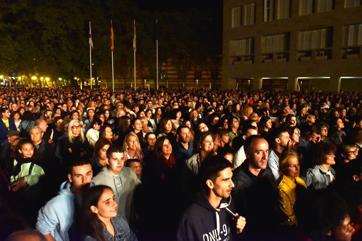 Fotos: Vanesa Martín llenó la plaza del Ayuntamiento de Logroño en su concierto de San Mateo
