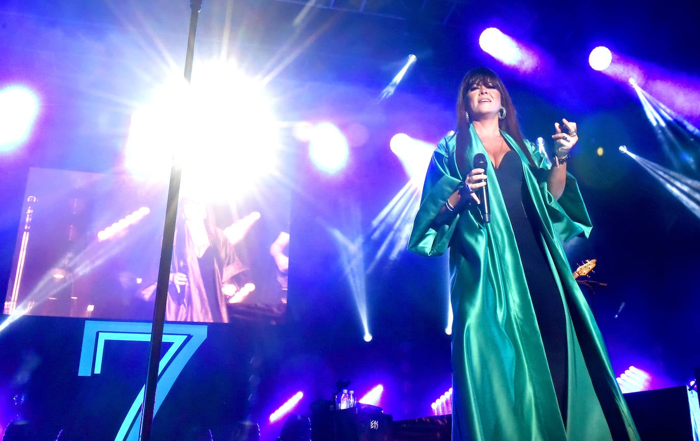 Fotos: Vanesa Martín llenó la plaza del Ayuntamiento de Logroño en su concierto de San Mateo