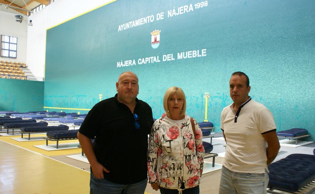 Sáenz, Mínguez y Olarte, en el albergue de temporeros instalado en el frontón municipal de Nájera. 