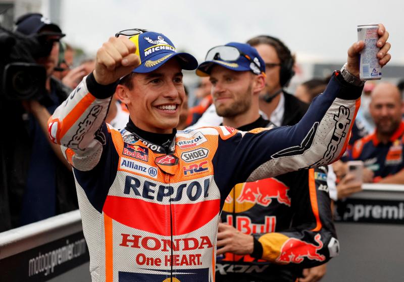 Marc Márquez celebra la pole conseguida en tierras niponas.