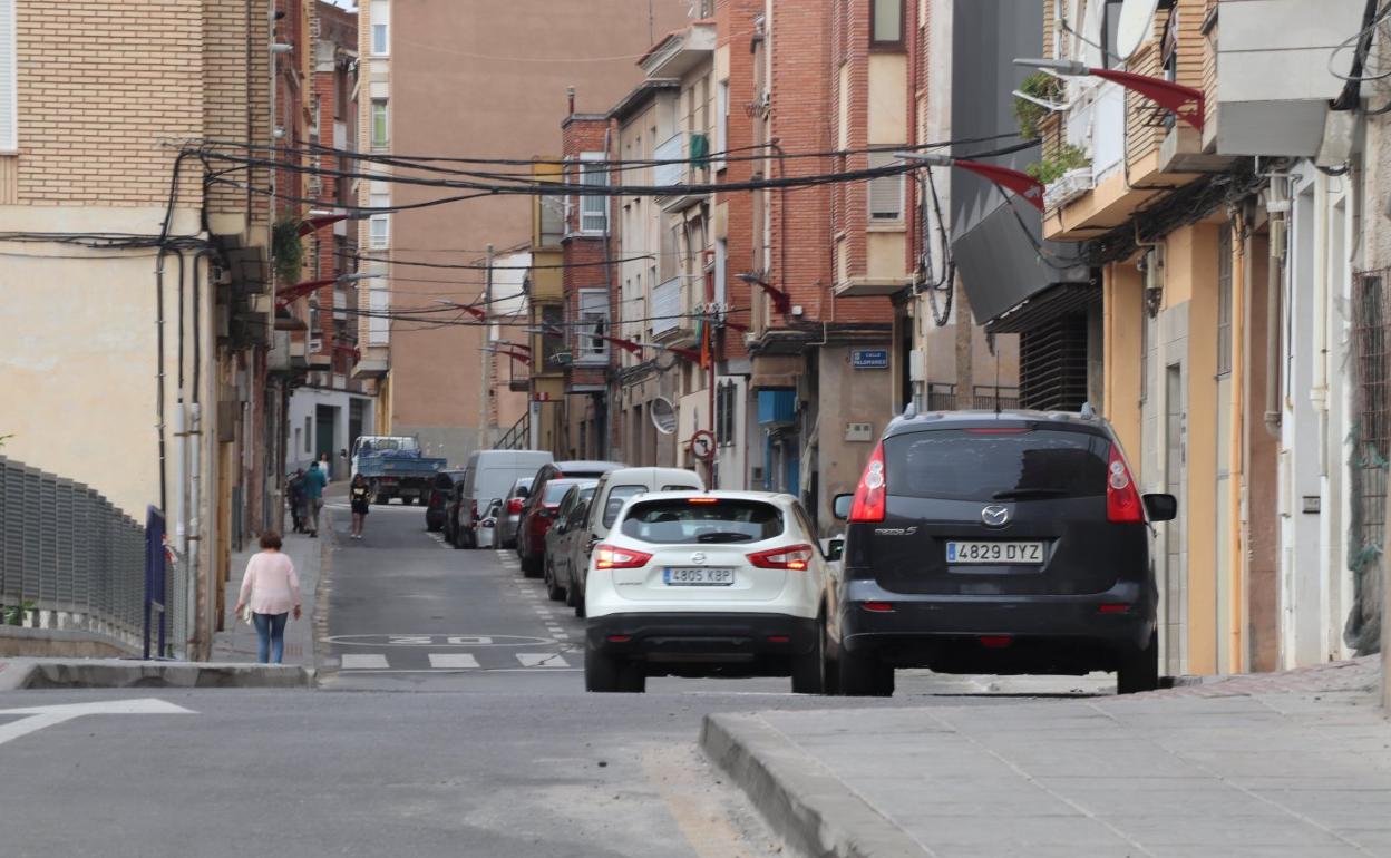 Los vehículos vuelven a circular a lo largo de la calle Carrera después de los trabajos. 